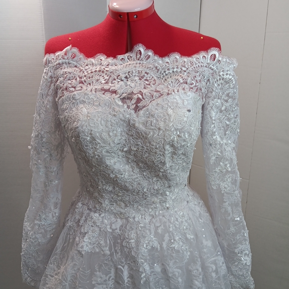 Elegant White Lace Off-Shoulder Dress - Picture 6 of 10